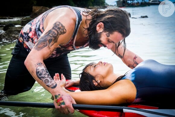 Em 'Sol Nascente', Hirô (Carol Nakamura) foi beijada por Ralf (Henri Castelli)