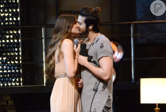 Camila Queiroz trocou beijos com Luan Santana durante gravação do DVD '1977'