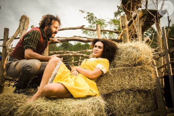 Cícero (Marcos Palmeira) decide deixar a fazenda também e procura Dalva (Mariene de Castro), no final da novela 'Haja Coração'