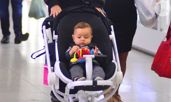 Otto deu show de fofura ao passar pelo aeroporto com a mãe, Sophie Charlotte