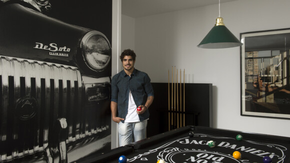 Caio Castro mostra detalhes de sua nova casa com o ator Rodrigo Andrade, no Rio