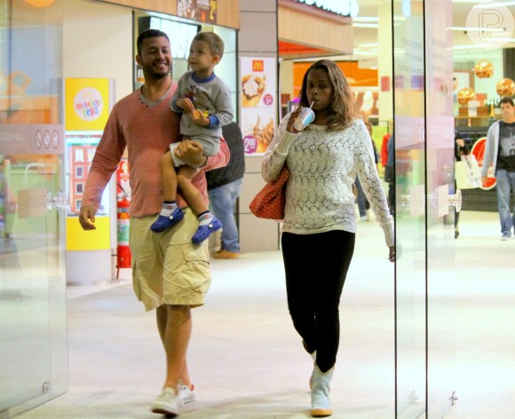 Roberta Rodrigues, que está grávida de dois meses, foi clicada em um shopping carioca