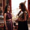 Kalesi (Juliana Silveira) diz para Raabe (Miriam Freeland) usar roupas de princesa para causar interesse nos lutadores e a humilha, na novela 'A Terra Prometida'