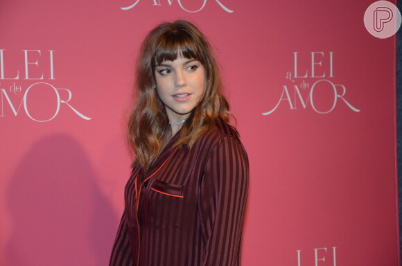Alice Wegmann apostou em um look com camisa e calça listradas na cor bordô, no estilo pijama, da grife italiana Givenchy
