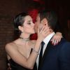 Sophia Abrahão e Sérgio Malheiros trocaram beijos e carinhos na festa de lançamento da nova novela 'A Lei Do Amor'