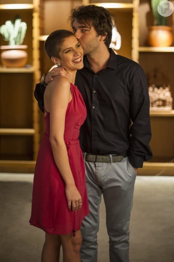 Letícia (Isabella Santoni) e Tiago (Humberto Carrão) são namorados na novela 'A Lei do Amor'. O rapaz apoiou a filha de Helô (Claudia Abreu) durante o seu tratamento contra leucemia