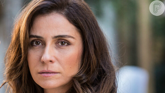 Alice (Giovanna Antonelli) estranha quando Carolina (Maria Joana) telefona para Cesar (Rafael Carodos), em 8 de outubro de 2016, na novela 'Sol Nascente'