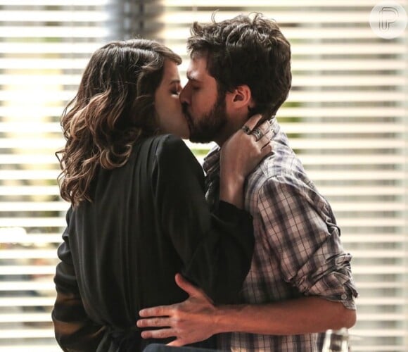 Giovanni (Jayme Matarazzo) beija Camila (Agatha Moreira), na novela 'Haja Coração'