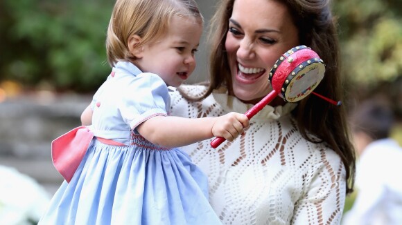 Princesa Charlotte dá show de fofura e solta primeira palavra em público: 'Dada'