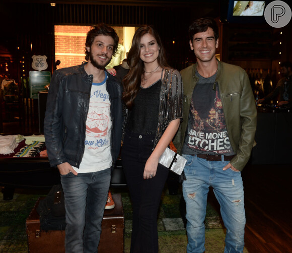 Camila Queiroz, Chay Suede e Marcos Pitombo marcaram presença em inauguração em São Paulo