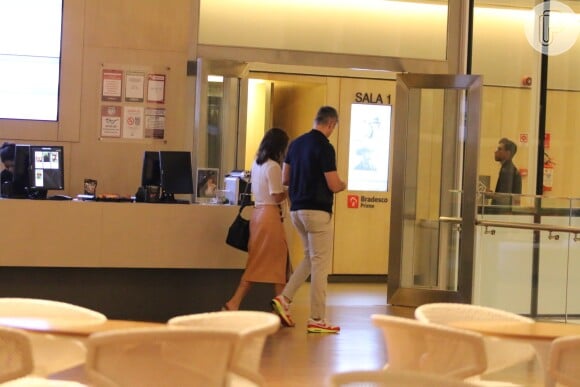 Otaviano Costa e Flávia Alessandra trocam beijos antes de cinema nesta sexta-feira, dia 30 de setembro de 2016