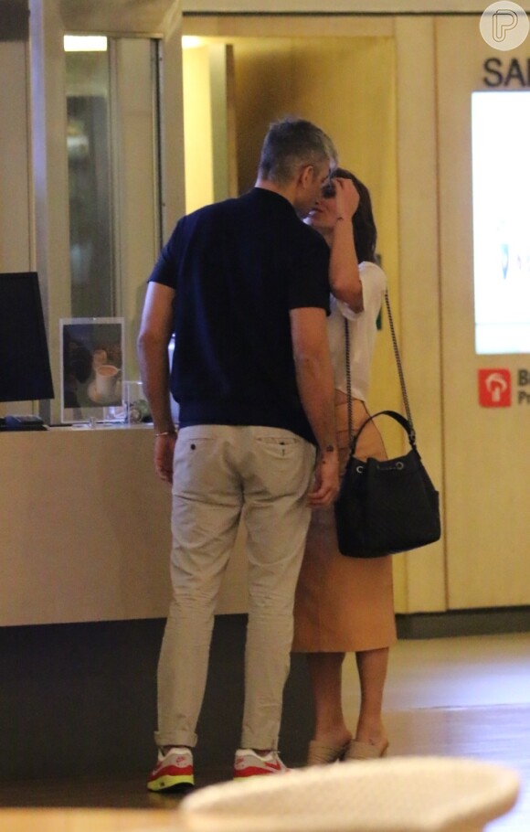 Otaviano Costa e Flávia Alessandra se beijam antes de entrar para a sessão de cinema