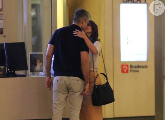 Otaviano Costa e Flávia Alessandra trocam beijos antes de cinema nesta sexta-feira, dia 30 de setembro de 2016
