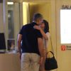 Otaviano Costa e Flávia Alessandra trocam beijos antes de cinema nesta sexta-feira, dia 30 de setembro de 2016