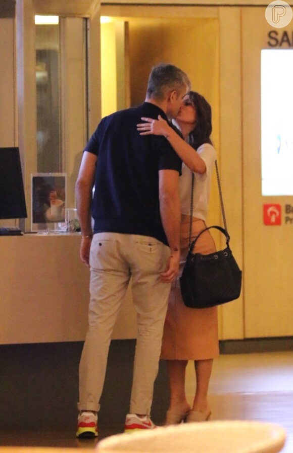 Otaviano Costa e Flávia Alessandra trocam beijos antes de cinema nesta sexta-feira, dia 30 de setembro de 2016