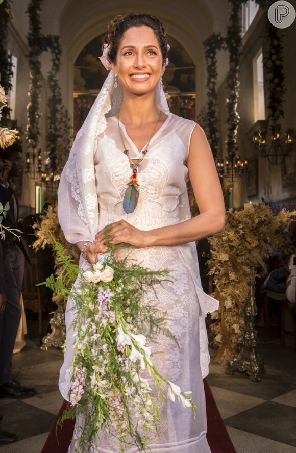 Tereza (Camila Pitanga) se casou com Santo (Domingos Montagner) no último capítulo da novela 'Velho Chico'