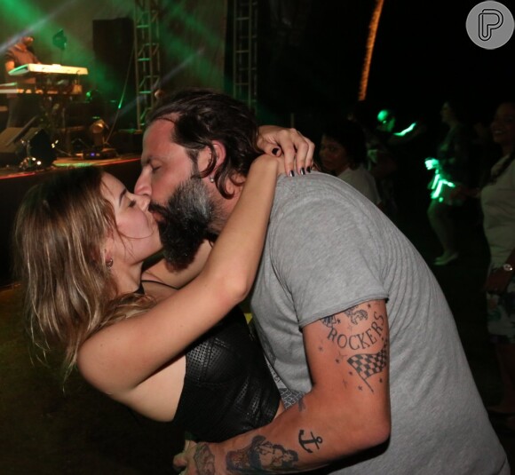 Henri Castelli troca beijos com a namorada, Maria Fernanda Saad, em show em Salvador, Bahia