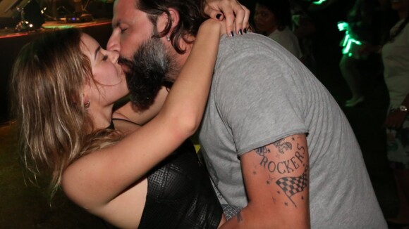 Henri Castelli troca beijos com a namorada em show: 'Bahia, sua linda!'. Fotos!