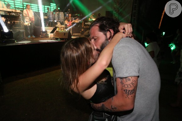 Henri Castelli e a namorada Maria Fernanda Saad, trocaram beijos ao som do cantor Durval Lelys 