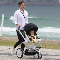 Sophie Charlotte é clicada passeando com o filho, Otto, em praia no Rio. Fotos!