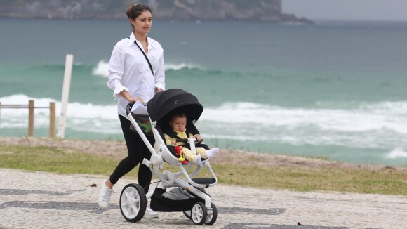 Sophie Charlotte é clicada passeando com o filho, Otto, em praia no Rio. Fotos!