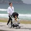 Sophie Charlotte passeia com o filho, Otto, no calçadão da praia da Barra da Tijuca, Zona Oeste do Rio de Janeiro, na manhã deste sábado, 1 de outubro de 2016