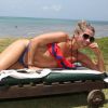 Adriane Galisteu também foi convidada pelo resort para se hospedar neste final de semana. A apresentadora aproveitou o sol para se bronzear em uma praia privê do hotel e posou para as fotos de biquíni, mostrando o corpo sequinho aos 43 anos