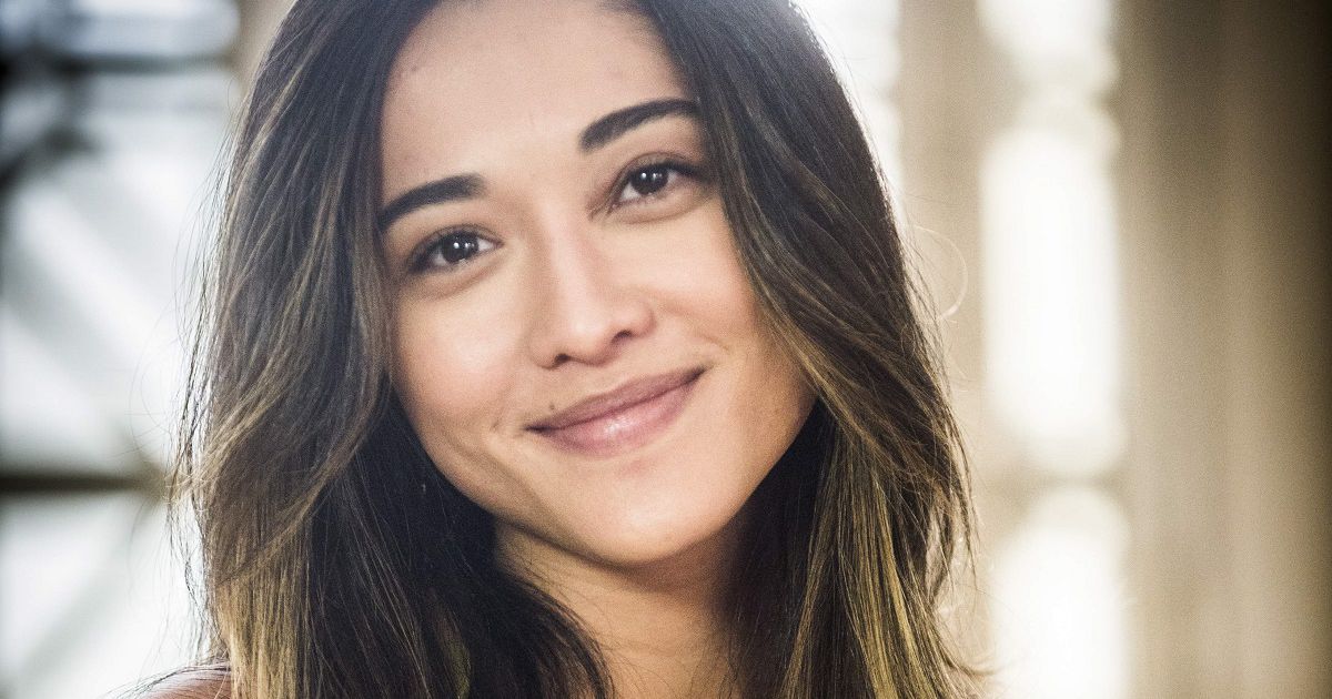 Yumi (Jacquelina Sato) é artista plástica e se prepara para sua