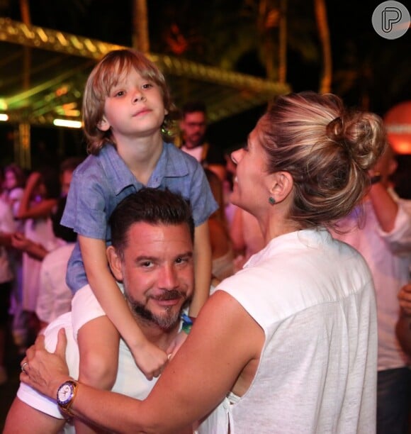 Adriane Galisteu e família curtem show de Carlinhos Brown em Salvador