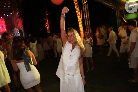 Mais cedo, Adriane Galisteu prestigiou o desfile da grife Iodice, no Tivoli Ecoresort, localizado na Praia do Forte, Salvador, Bahia