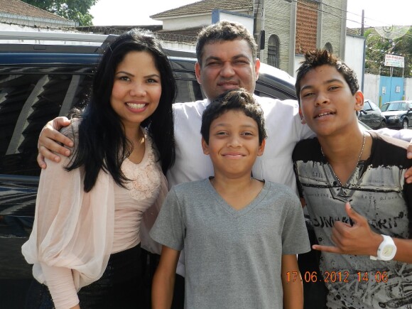 Octavio e Gabriel com o pai, Ozeas, e a madrasta, Cristiane