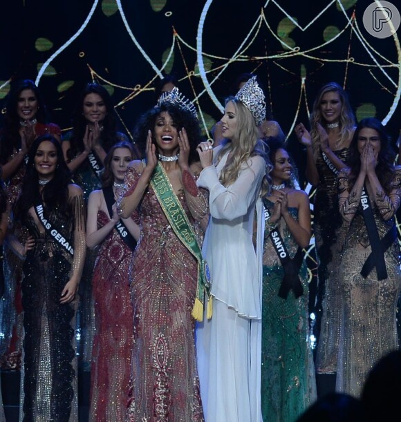 Miss Brasil 2016, Raissa Santana saiu na frente das candidatas. Ela venceu a disputa de montar um look com peças da Ellus em trinta segundos e uma segunda prova de automaquiagem
