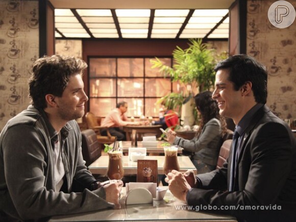 Niko (Thiago Fragoso) chama Félix (Mateus Solano) para passar a noite em sua casa em e se declara: 'Gosto de você', em cena de 'Amor à Vida', em dezembro de 2013