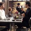 Niko (Thiago Fragoso) marca um encontro especial com Félix (Mateus Solano), à noite, em seu apartamento, em 'Amor à Vida'
