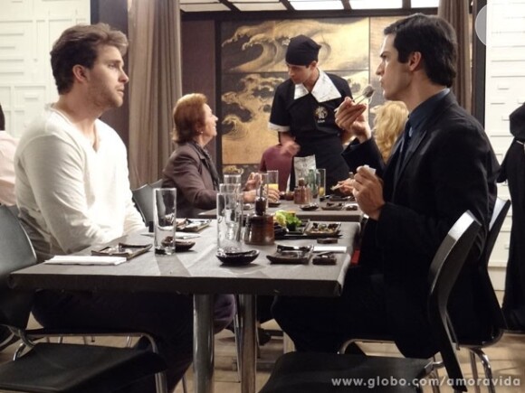 Niko (Thiago Fragoso) marca um encontro especial com Félix (Mateus Solano), à noite, em seu apartamento, em 'Amor à Vida'