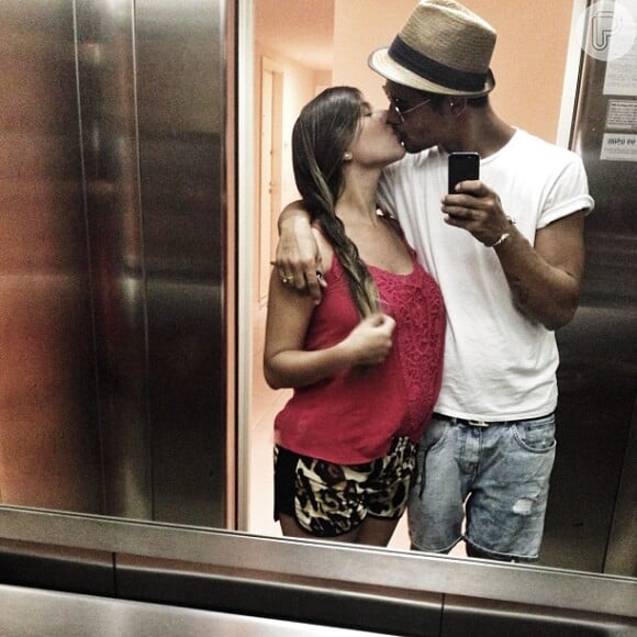 Micael Borges e Heloisy Oliveira se beijam em foto publivada no Instagram