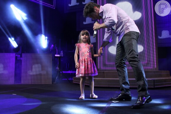 Daniel chama a filha Lara, de 4 anos, para subir ao palco em seu show em Florianópolis