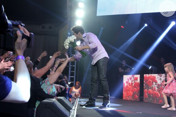 Daniel distribui rosas brancas para o público de seu show