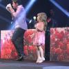 Daniel dá uma rosa branca para sua filha Lara, que dançou animada em cima do palco
