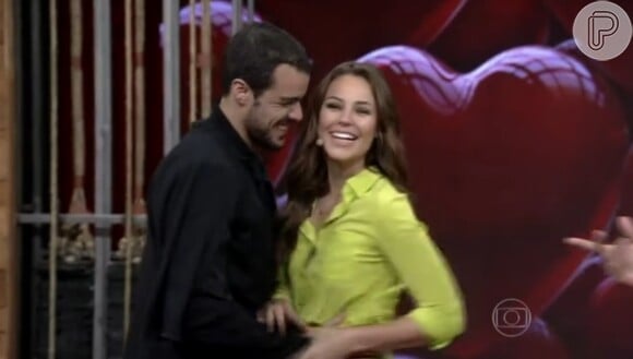 Paolla Oliveira recebe surpresa do marido durante gravação do Vídeo Show
