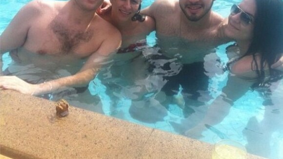 Pedro Leonardo, recuperado, curte piscina com a família em Goiânia