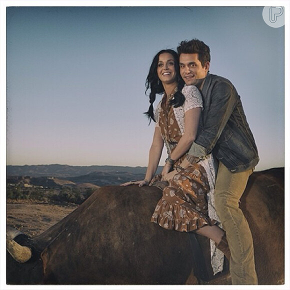 John Mayer divulga imagem de bastidores do clipe 'Who You Love' ao lado de Katy Perry