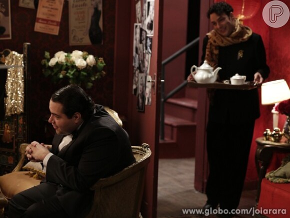 Joel (Marcelo Médici) oferece um chá com sonífero para Odilon (Tiago Abravanel), mas não sabe que Lola (Leticia Spiller) trocou as xícaras de lugar, em 'Joia Rara'