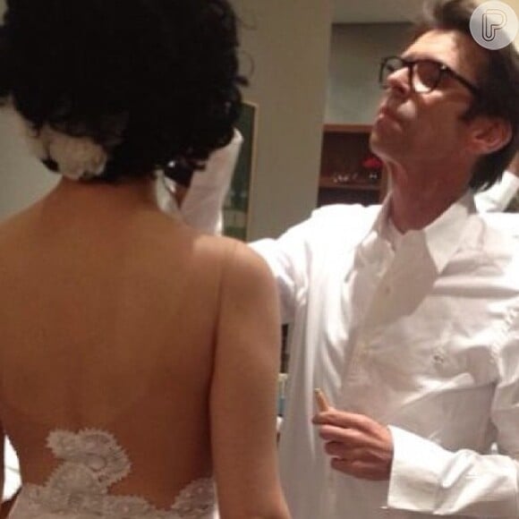Letícia Sabatella sendo maquiada por Duda Molinos para a cerimônia de casamento com Fernando Alves Pinto, em 16 de dezembro de 2013