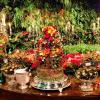 A mesa de doces se misturava com o clima de jardim que os noivos quiseram reproduzir no salão de festas