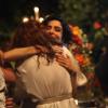 Letícia Sabatella recebe um abraço da amiga Camila Pitanga após a cerimônia