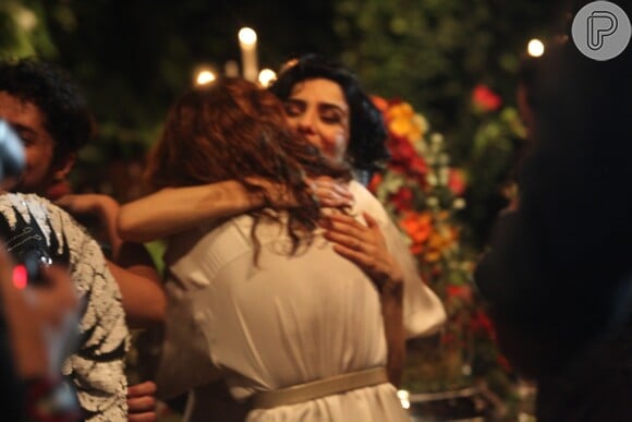 Letícia Sabatella recebe um abraço da amiga Camila Pitanga após a cerimônia