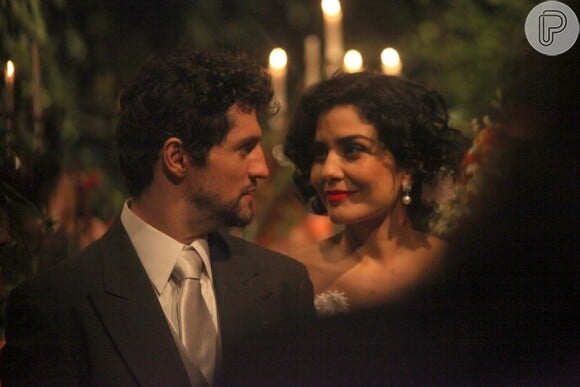 Letícia Sabatella e Fernando Alves Pinto trocam olhares apaixonados durante a cerimônia de casamento, na noite desta segunda-feira, 16 de dezembro de 2013