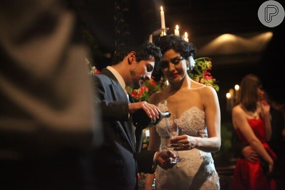 Já casados, Letícia e Fernando brindam a união com os convidados