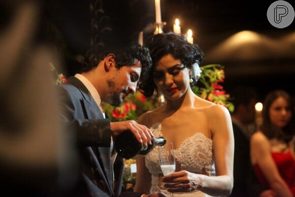 Fernando Alves Pinto serve a atriz com champanhe para brindar a união